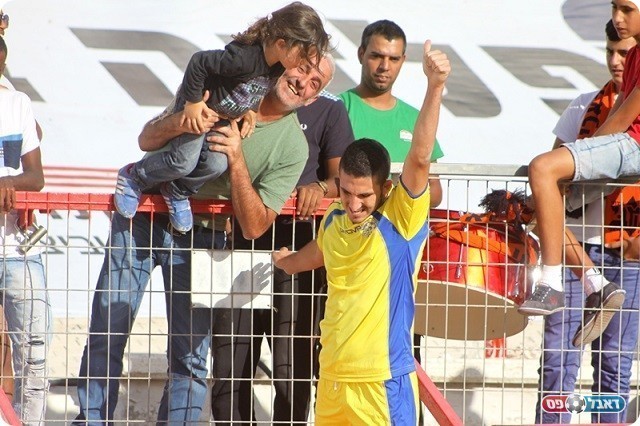 שלושער ענק. מושיקו אביטן בצהוב (שי מוגילבסקי, אתר eyoya)